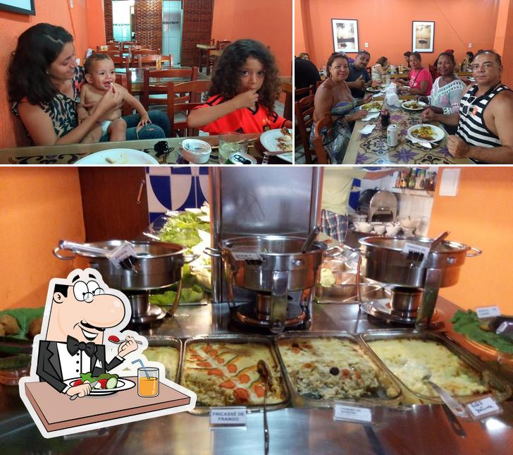 Entre diferentes coisas, comida e mesa de jantar podem ser encontrados no Restaurante Sabor do Sul