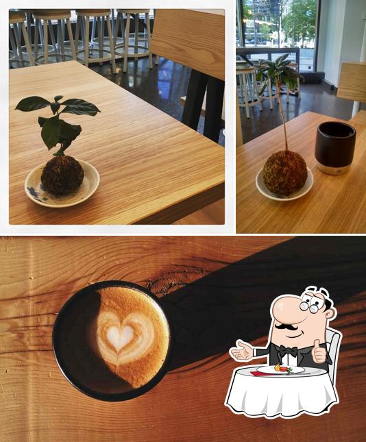 La photo de la table à manger et boisson concernant Monogram Coffee