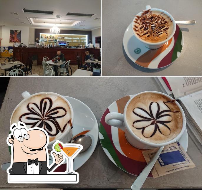 Tra le diverse cose da Cafè Trieste si possono trovare la bevanda e interni