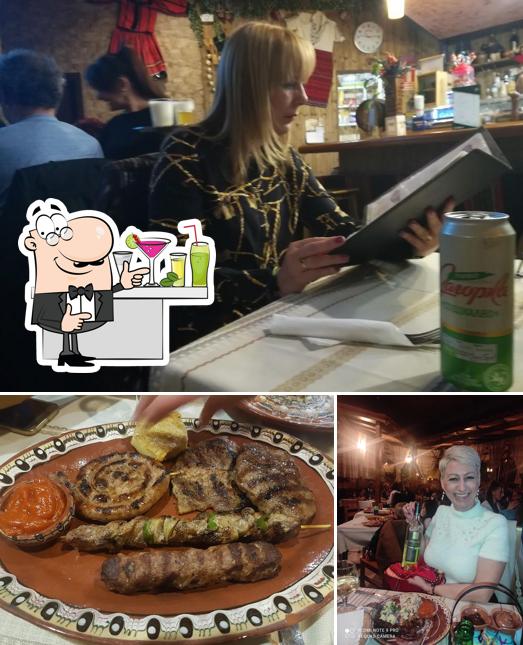 Посмотрите на это изображение, где видны барная стойка и бургеры в Restaurante Búlgaro