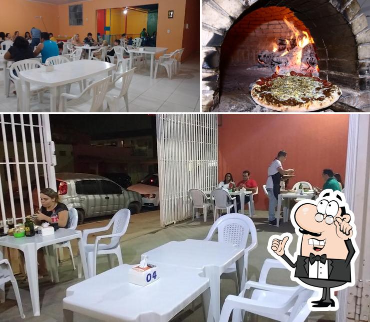 Sente em uma das mesas no Big Point Restaurante e Pizzaria
