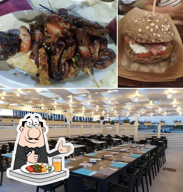 La cibo e interni del ristorante