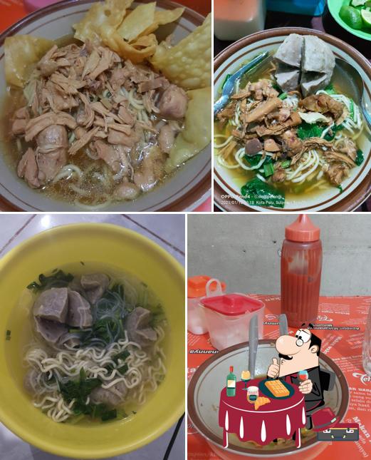 Bakso Dan Mie Ayam Pak Kumis (Setia Budi) tiene distintos postres