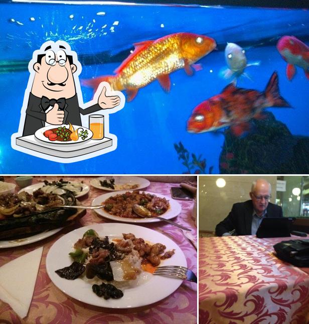 Посмотрите на это фото, где видны еда и внутреннее оформление в ресторан Цзиньтан