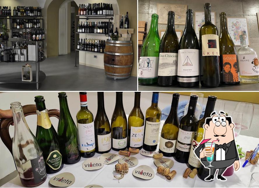 Tra le diverse cose da Enoteca Vineta si possono trovare la bevanda e cibo