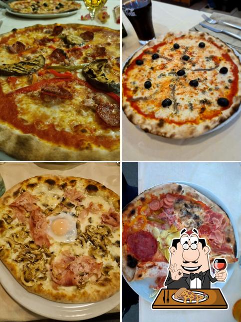 Pick pizza at Pizzeria Ristorante Il Bracere Tirano