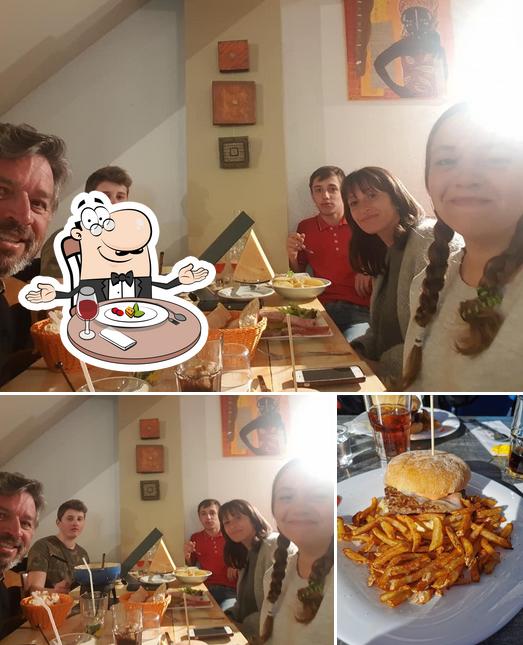 La photo de la table à manger et burger de Restaurant Chez Régis Gourette’s