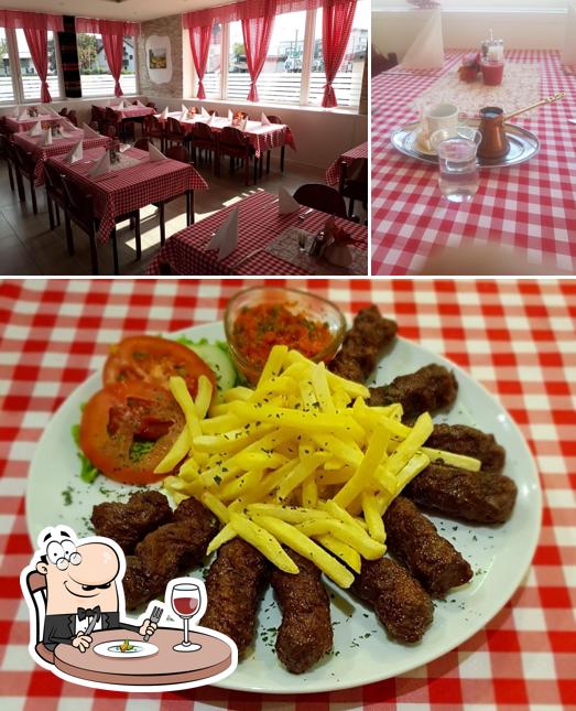 Фото, на котором видны еда и внутреннее оформление в Tarapana Etno Grill und Restaurant
