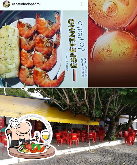 Experimente diferentes pratos de frutos do mar oferecidos no Espetinho do Pedro
