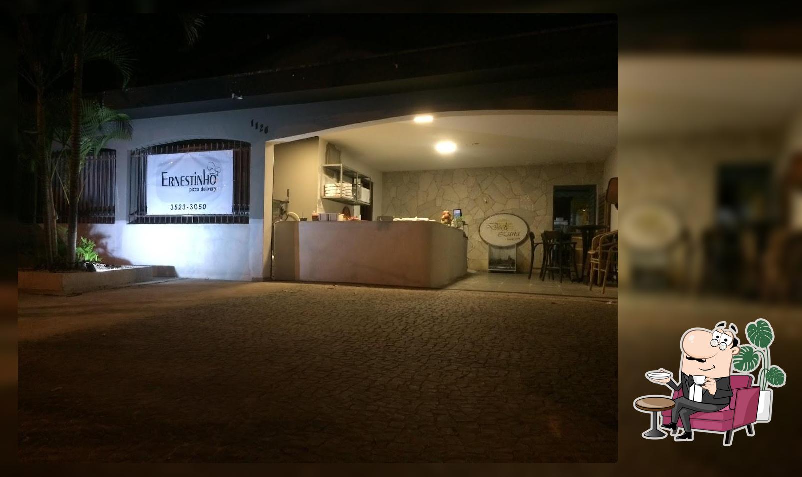 O interior do Ernestinho Pizzaria