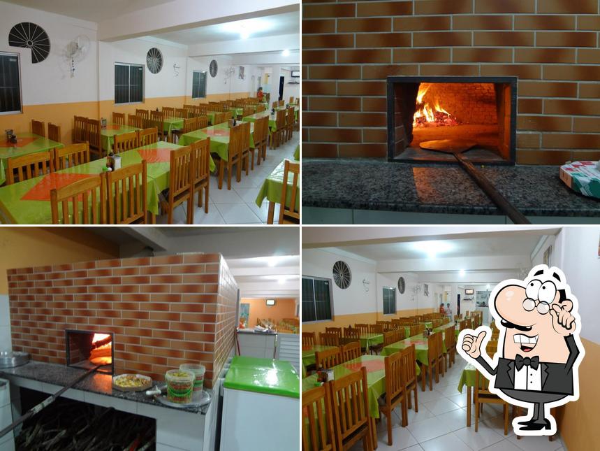 Sente em uma das mesas no Fornarelli Pizzaria