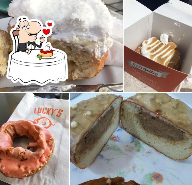 49th Parallel Café & Lucky's Doughnuts - West 4th propose une sélection de plats sucrés