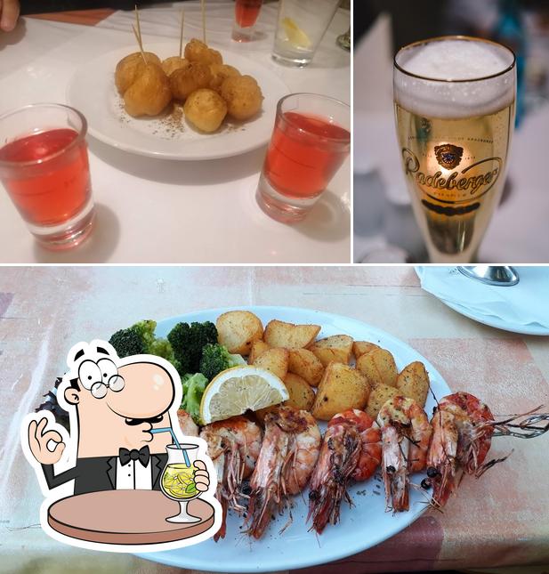 Las imágenes de bebida y mariscos en Restaurant Athen