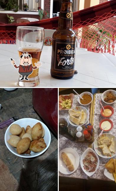 Check out the photo showing food and beer at Tutti Delícias Pizzaria