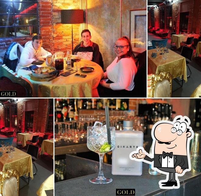 Siediti a un tavolo di Gold bistrot