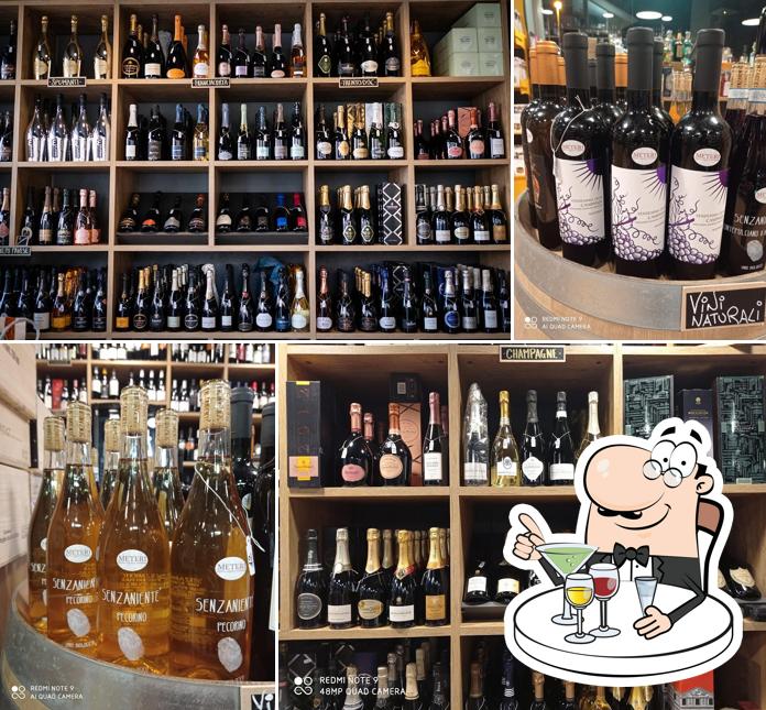Ordina un drink o cocktail alcolico dal menu