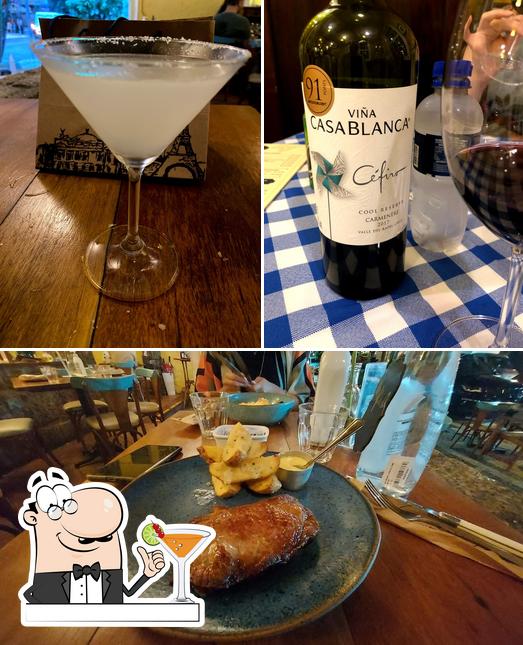 Entre diferentes coisas, bebida e mesa de jantar podem ser encontrados no Le Vin Bistrô Rio Leblon