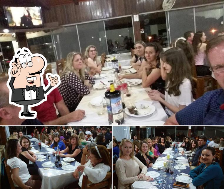 Sente em uma das mesas no Churrascaria Iguaçu