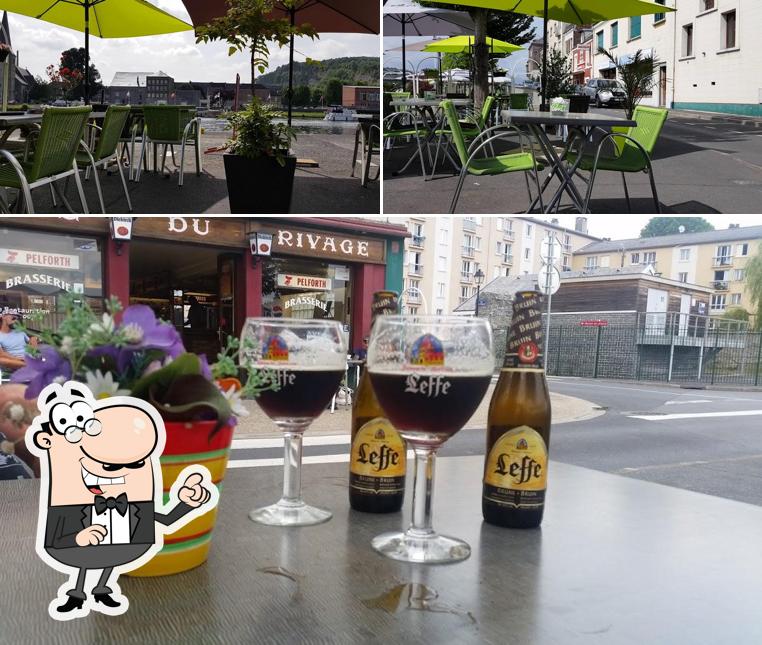 Installez-vous à l'une des tables de Café du Rivage