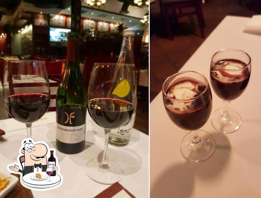 Es ist schön, ein Glas Wein im The Hussar Grill Montecasino zu genießen