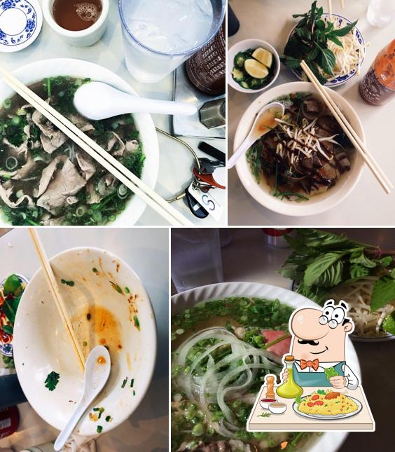 Meals at Phở 75