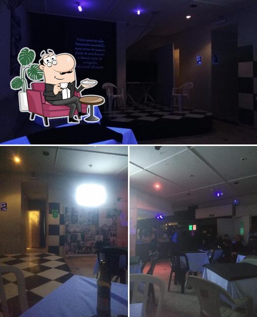 O interior do Chilli's Bar e Videokê