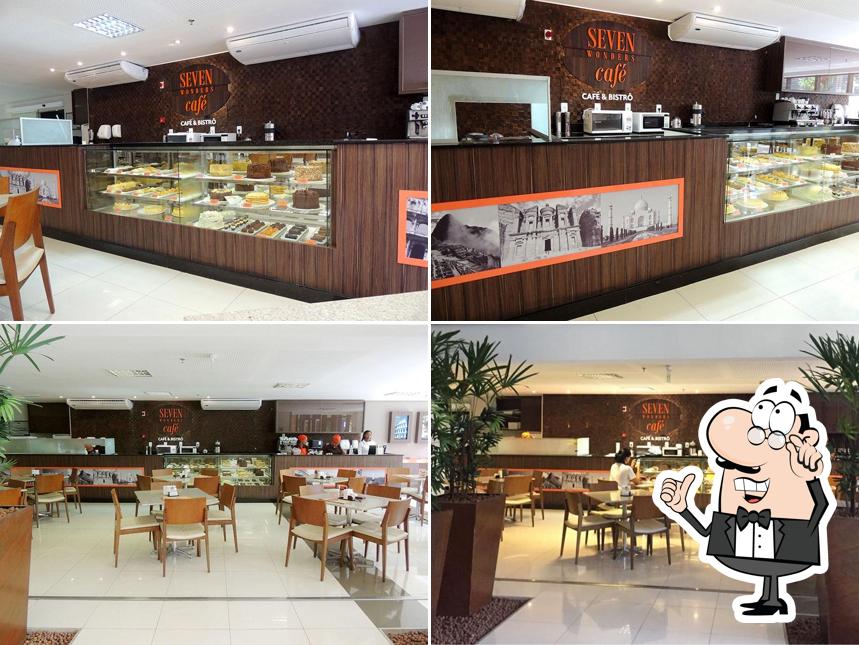 O interior do Seven Wonders Café