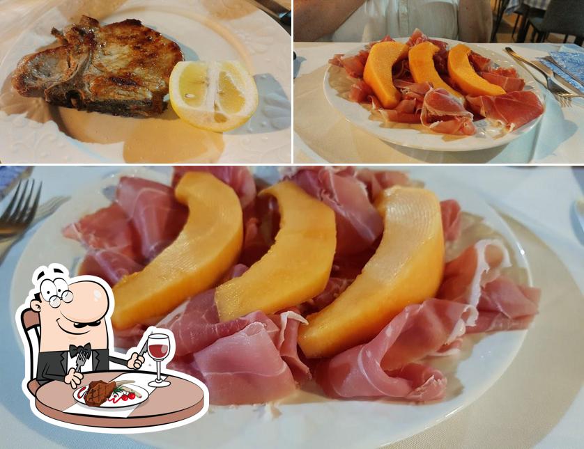 Prenditi i un pasto a base di carne a Pizzeria Il Delfino