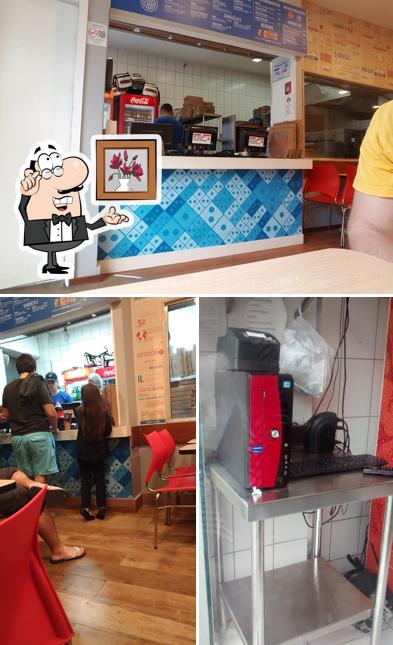 O interior do Domino's Pizza