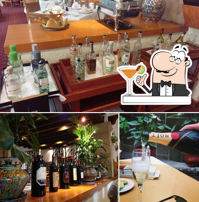 Entre la variedad de cosas que hay en Restaurante Mesón Puerto Chico también tienes bebida y barra de bar
