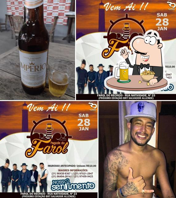 Desfute um copo de cerveja leve ou escura