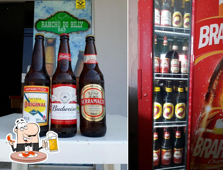 Desfute um copo de cerveja leve ou escura