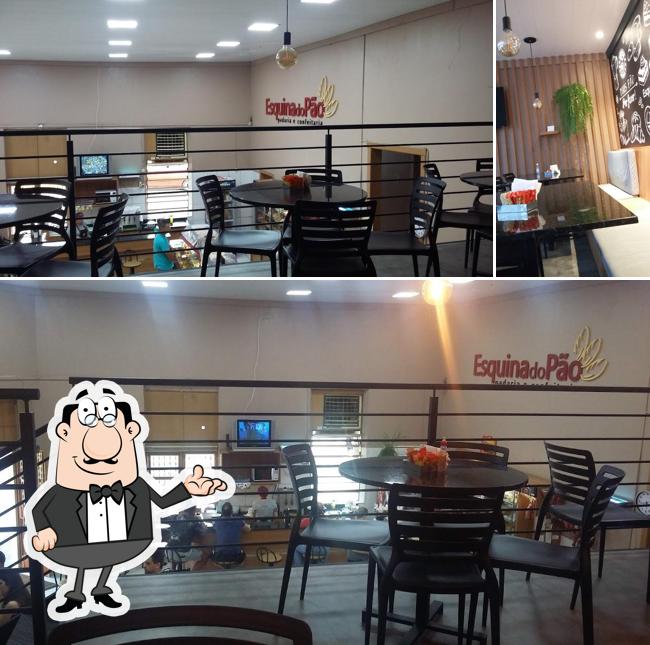 Sente em uma das mesas no Esquina Do Pão