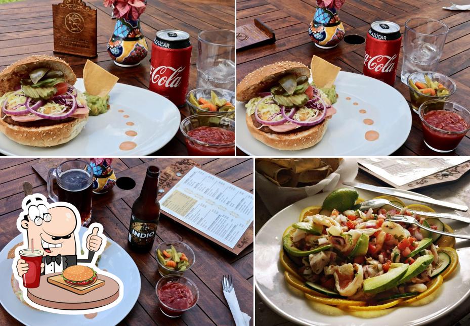Закажите гамбургеры в "Chalos Antojitos Mexicanos & sea food autentica comida mexicana"