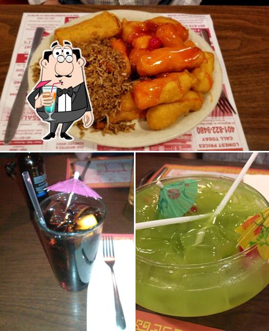 Посмотрите на это фото, где видны напитки и еда в House of Wu 胡家園
