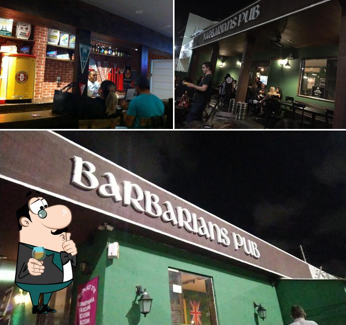 A balcão de bar e exterior do restaurante