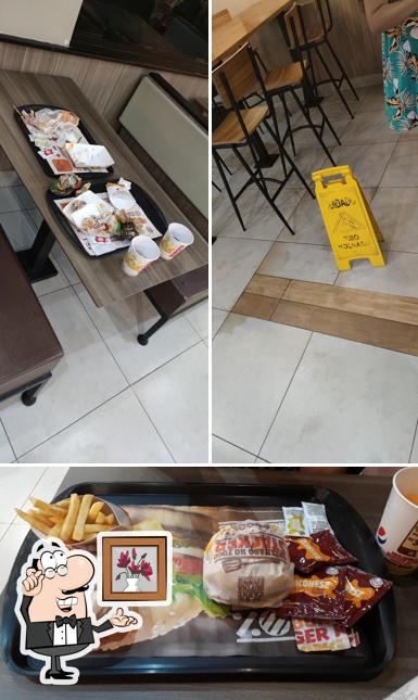 A imagem da interior e comida no Burger King