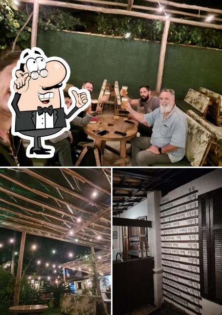 Esta é a ilustração apresentando interior e mesa de jantar a Beergarden Complô Ilhabela