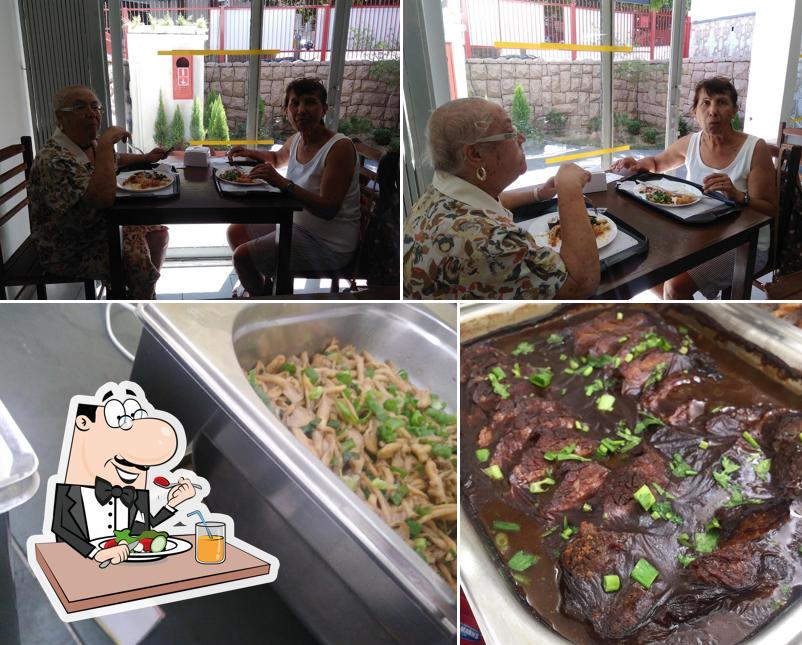 O Junban Restaurante se destaca pelo comida e mesa de jantar