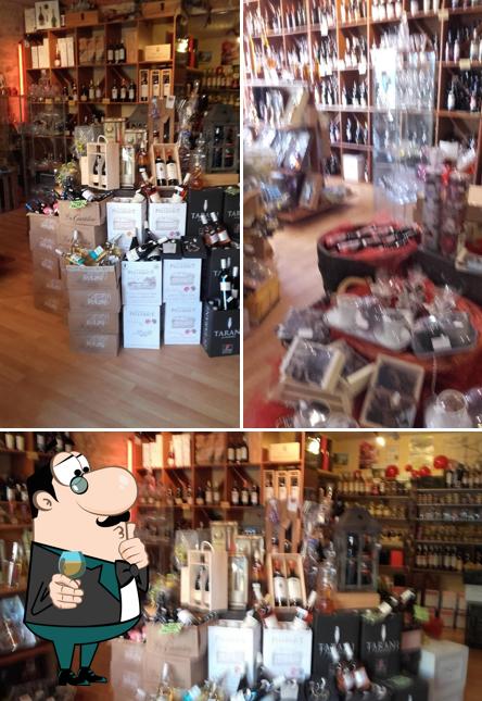Boutique Gourmande se distingue par sa comptoir de bar et vin