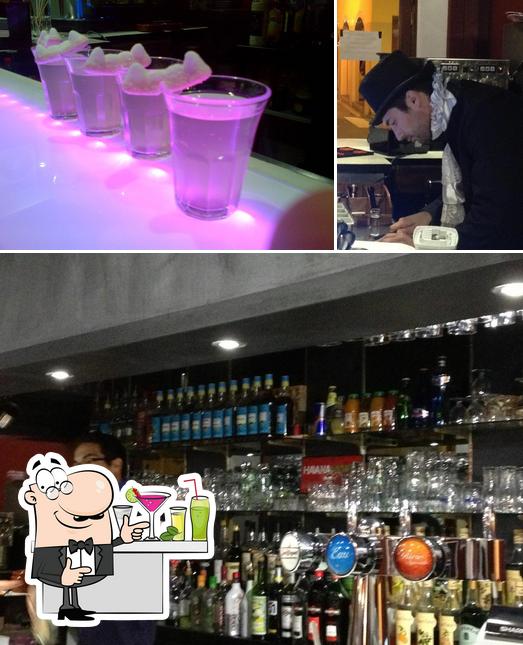 El Don Qui Shot se distingue par sa comptoir de bar et boisson