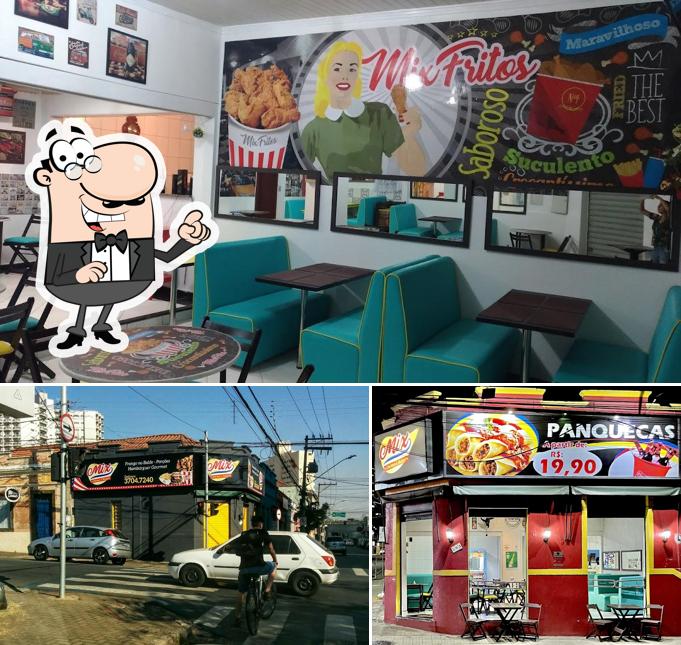 Dê uma olhada a ilustração apresentando interior e cidadãos no Mix Chicken & Burger