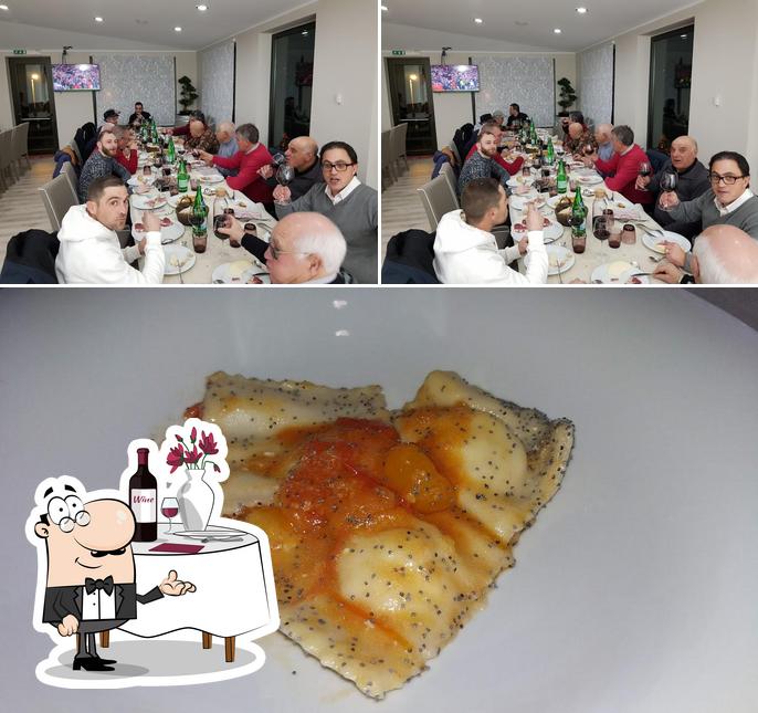 La immagine della tavolo da pranzo e cibo di Ristorante Stella