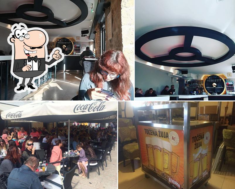 Siediti a un tavolo di Caffe bar Forum