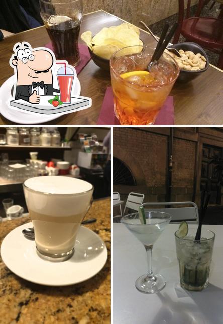 Goditi un drink a Bar degli Specchi