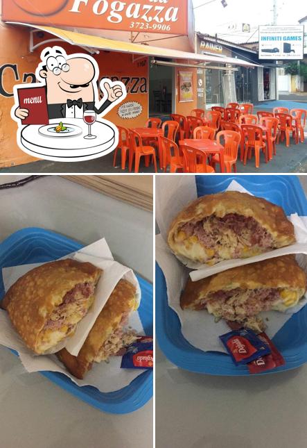 A comida e interior do restaurante