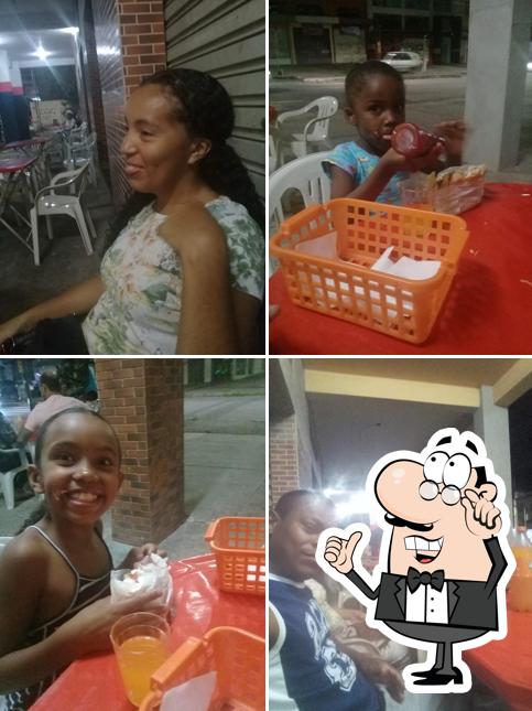 Sente em uma das mesas no Duzinho Sanduiches