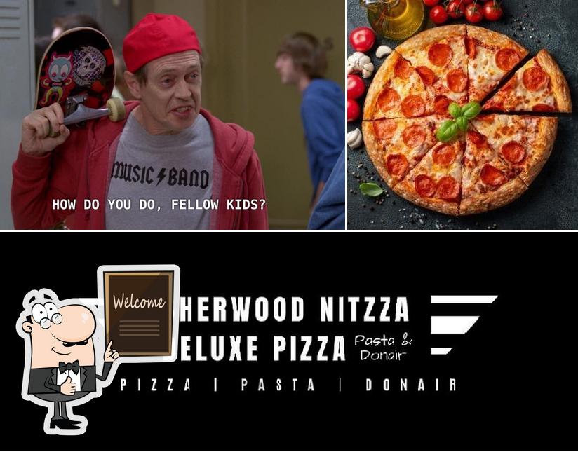 Regarder la photo de Sherwood Nitzza Deluxe Pizza