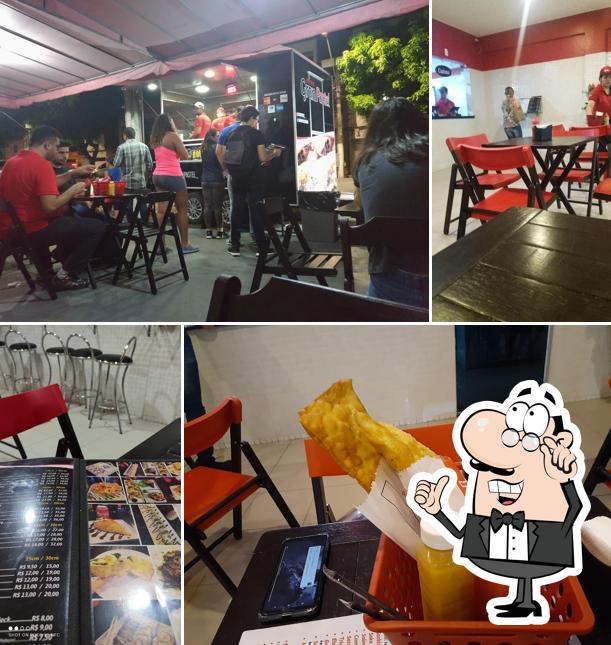 Sente em uma das mesas no Granpastel