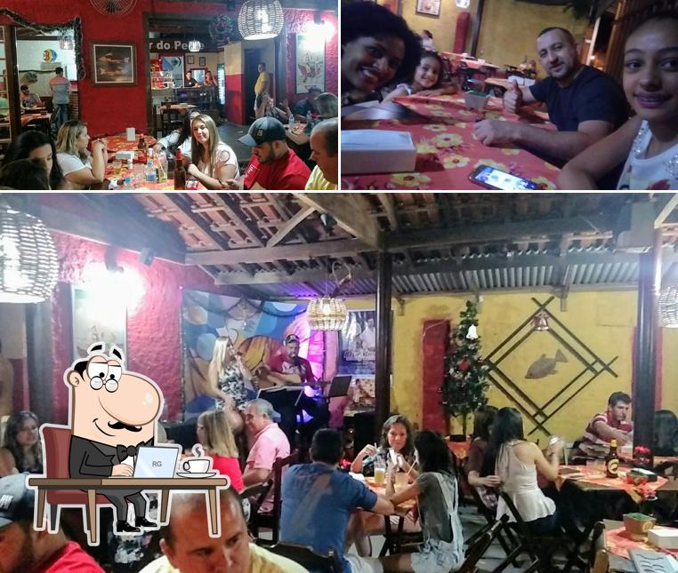 Sente em uma das mesas no Bar do Peixe Cambuí